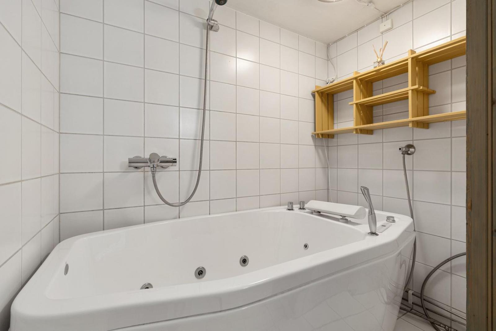 Room In Cozy Apartment 7 Min Walk From The City Center Tromsø Exteriör bild